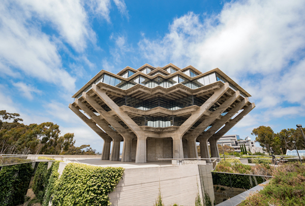 UCSDガイゼル図書館(サンディエゴ〜アメリカ)