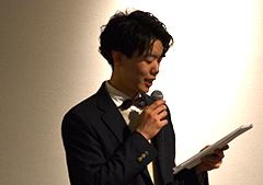 開会宣言をする「卒、17」代表大沼謙太郎さん